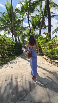 beldade mulher comtemplando em paraiso tropical 