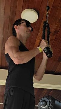 homem faz treino em academia 