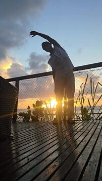 homem comtemplando praia em  paraiso 