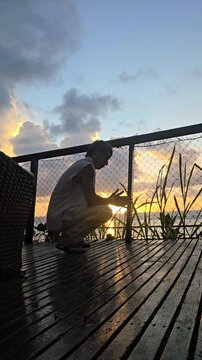 homem comtemplando praia em  paraiso 