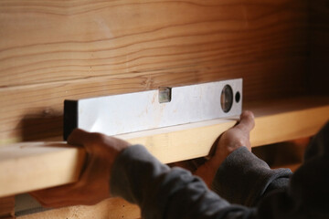 水平器を使う男性 © yamasan