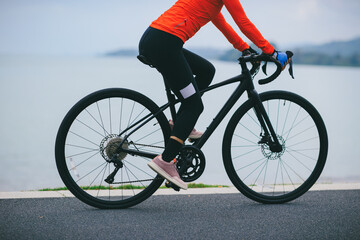 Naklejka premium Riding bike on seaside road