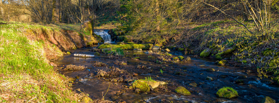 Wanderung an einem kleinen Flussweg