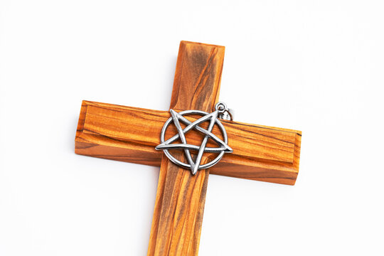 Holzkreuz und Pentagramm