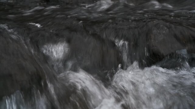 ローアングルの岩場の流水