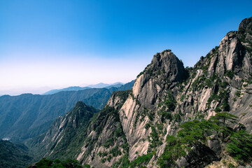 Obraz premium The majestic and precipitous mountain scenery of Huangshan, China