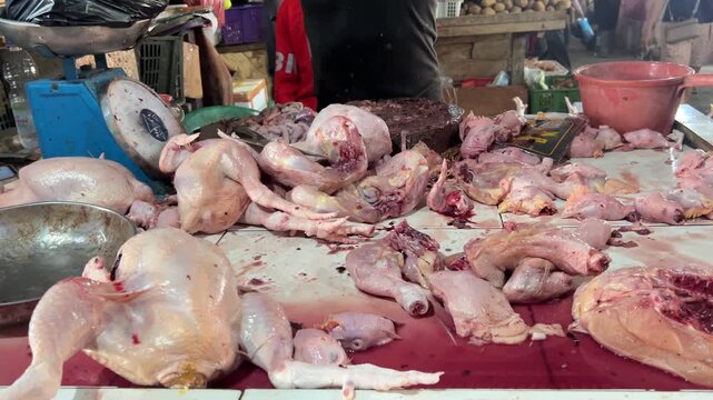 Video of butler cut raw chicken on the traditional market