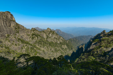 Fototapeta premium The majestic and precipitous mountain scenery of Huangshan, China