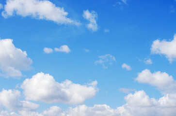 Obraz premium White clouds in blue sky