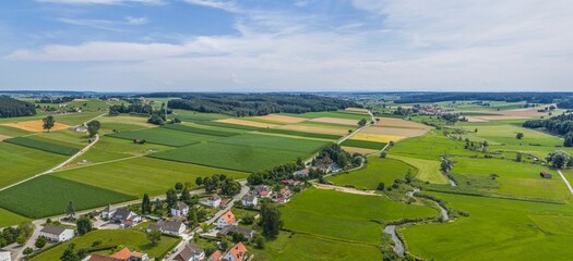 Fototapeta premium Die Gemeinde Aletshausen in der mittelschwäbischen Region Donau-Iller aus der Vogelperspektive