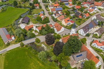 Fototapeta premium Sommerlicher Ausblick ins idyllische Kammeltal bei Aletshausen im südlichen Kreis Günzburg