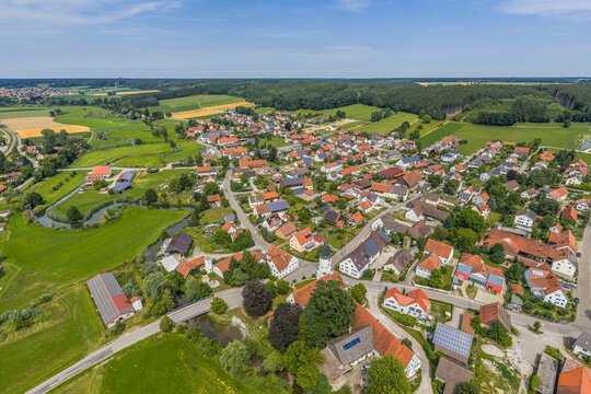 Die Gemeinde Aletshausen in der mittelschw&auml;bischen Region Donau-Iller aus der Vogelperspektive