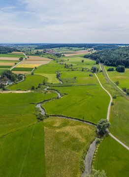 Sommerlicher Ausblick ins idyllische Kammeltal bei Aletshausen im s&uuml;dlichen Kreis G&uuml;nzburg