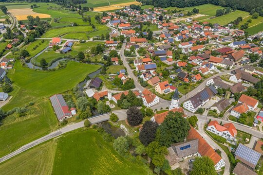 Die Gemeinde Aletshausen in der mittelschw&auml;bischen Region Donau-Iller aus der Vogelperspektive