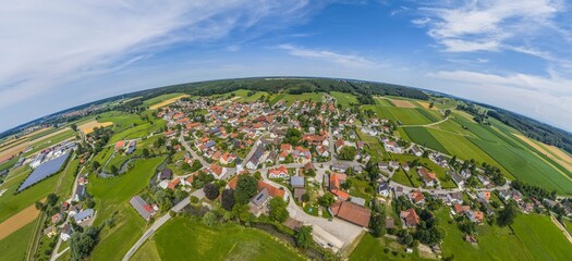 Fototapeta premium Die Gemeinde Aletshausen in der mittelschwäbischen Region Donau-Iller aus der Vogelperspektive