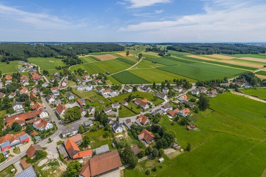 Die Gemeinde Aletshausen in der mittelschw&auml;bischen Region Donau-Iller aus der Vogelperspektive