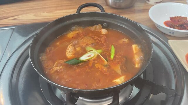 돼지고기와 두부가 들어간 김치찌개