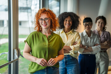 Obraz premium Diverse businesswomen team standing in modern office building