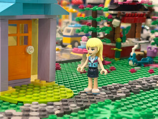 Obraz premium Blonde lego minifigure by house