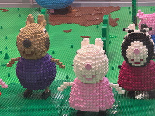 Obraz premium Three blocky toy animals on green base