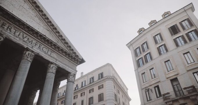 Pan view of the Pantheon in Roma.