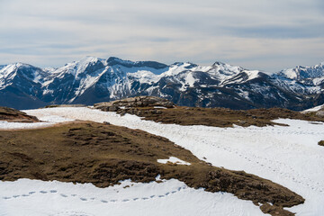Obraz premium Snowy mountain trail. Striking Sight Frame