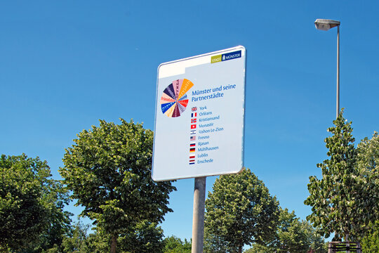 Schild, M&uuml;nster und seine Partnerst&auml;dte, Albersloher Weg in in M&uuml;nster Westfalen.