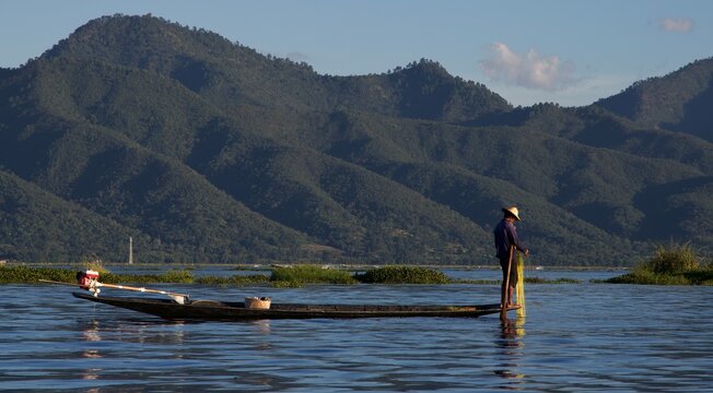 Fisherman cleaning his net on Inle Lake - Myanmar