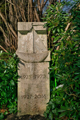 Grabstein mit einem Segelboot als Erinnerung an ein Hobby des Verstorbenen auf einem Friedhof in Ratingen © Blende8