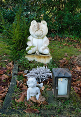 Ein Bär und eine Engel auf einem Friedhof in Ratingen © Blende8