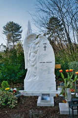 schöner weißer Grabstein mit einem Engel auf einem Friedhof in Ratingen © Blende8