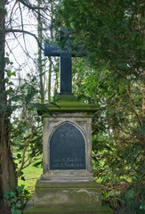 sehr alter Grabstein mitten im Wald auf einem Friedhof in Unna © Blende8