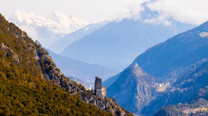 castle ruin schrofenstein and the tyrol landscape in spring © Tobias Arhelger