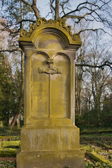 alter Grabstein mit zwei Händen © Blende8