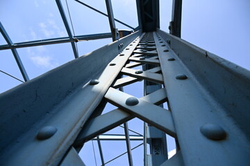 Naklejka premium Close-up of old bridge steel structure with rivets and industrial details 