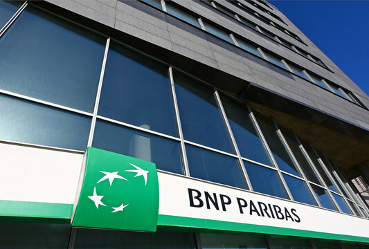 Lodz, Ł&oacute;dź, Poland, Europe - 02.2026 : BNP PARIBAS Bank logo at entrance to branch office, Piłsudskiego Avenue