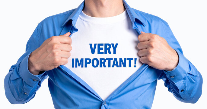 Very Important! - Ein Mann öffnet sein Hemd und zeigt sein TShirt