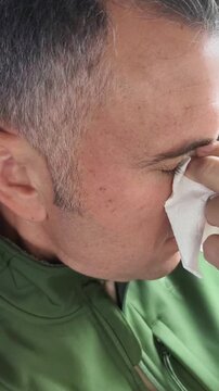 Hombre con s&iacute;ntomas de alergia en primavera 