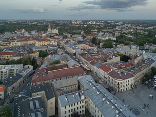 Panorama z powietrza Starego Miasta w Lublinie z Wieżą Trynitarską i zabytkową architekturą © Karol