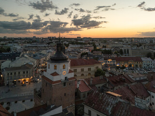 Zachód słońca nad centrum Lublina z widokiem na Stare Miasto i malownicze niebo. © Karol