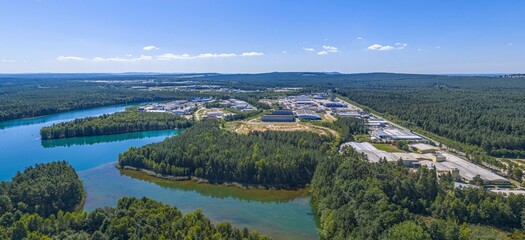 Ausblick auf die Gewerbegebiete im Taxölderner Forst am Brückelsee bei Wackersdorf in der...