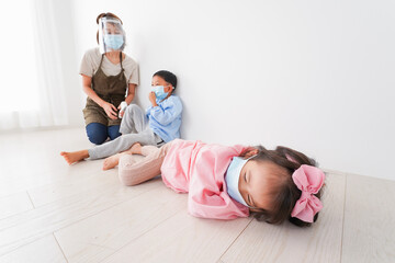 Naklejka premium 体温測定をする先生と幼稚園児