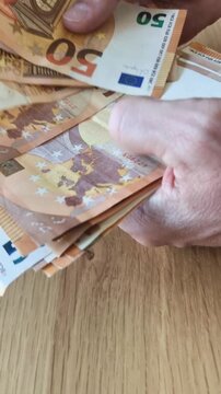 Manos contando billetes de euros en primer plano concepto de finanzas y ahorro