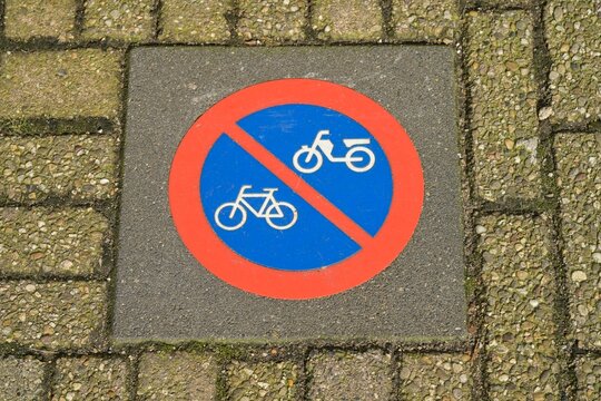 Schild auf dem Gehweg, Park- und Halteverbot f&uuml;r Fahrr&auml;der und Roller, Amsterdam, Niederlande