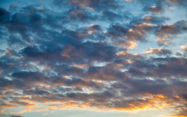 Fototapeta premium Magnificent evening sky at sunset casting golden hues over the sea
