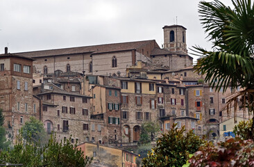 Fototapeta premium Perugia, veduta del centro città dalla suggestiva Via dell'Acquedotto. Umbria Italia