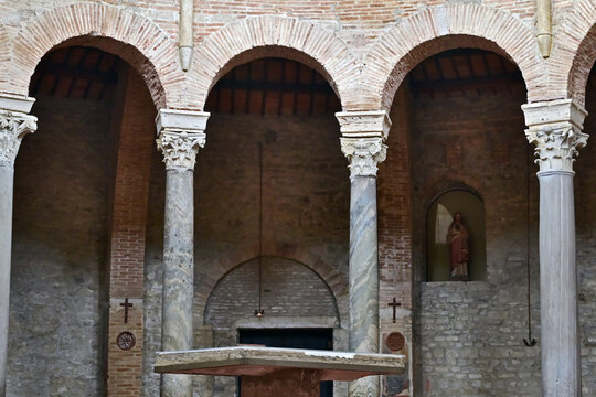 Perugia,  interno del Tempio di Sant'Angelo, noto anche come Chiesa di San Michele Arcangelo, Ombria, Italia