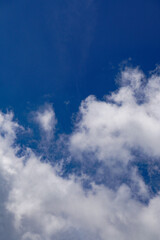 Obraz premium Blue sky with white fluffy clouds.