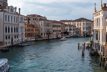 Obraz premium Grand Canal in Venice, Italy, main waterway with historic buildings and scenic views.