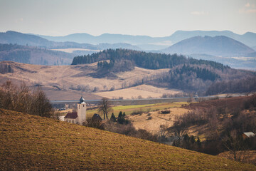 Wieża kościoła w Gostkowie na tle Sudetów © Katarzyna